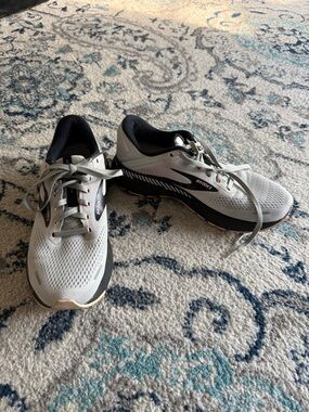 Brooks Light Gray Running Sneakers with Black and Tan Accents